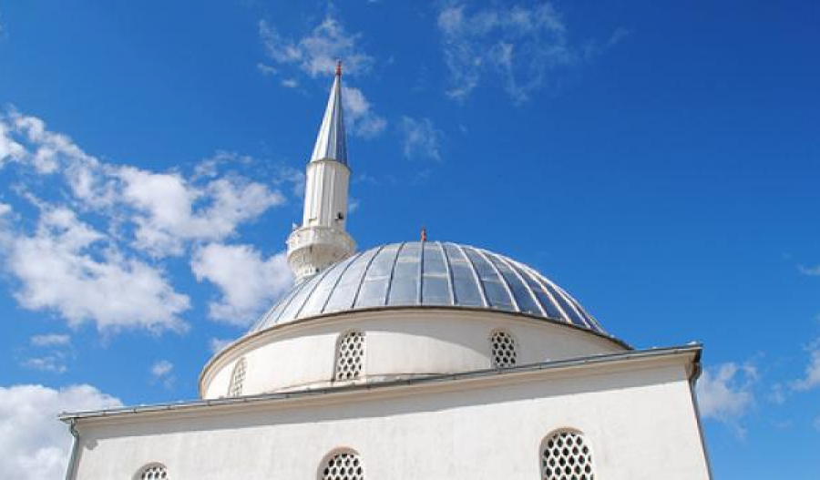 Banorët e një fshati të Podujevës nuk e lejojnë imamin e ri të hyjë në xhami