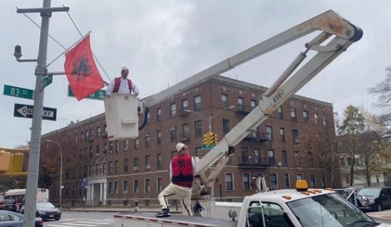 28 Nëntori: New Yorku stoliset me flamuj kuq e zi