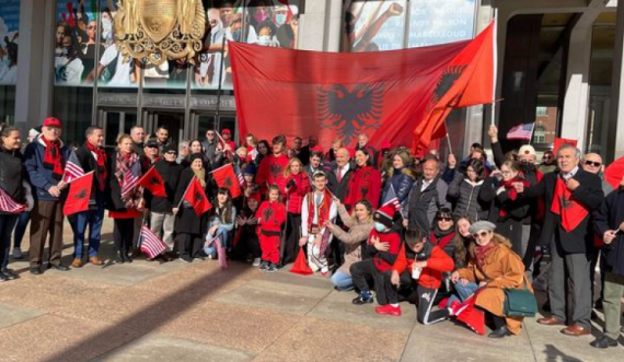 Philadelphia, për të dhjetin vit ngritet flamuri kuqezi në sheshin e bashkisë