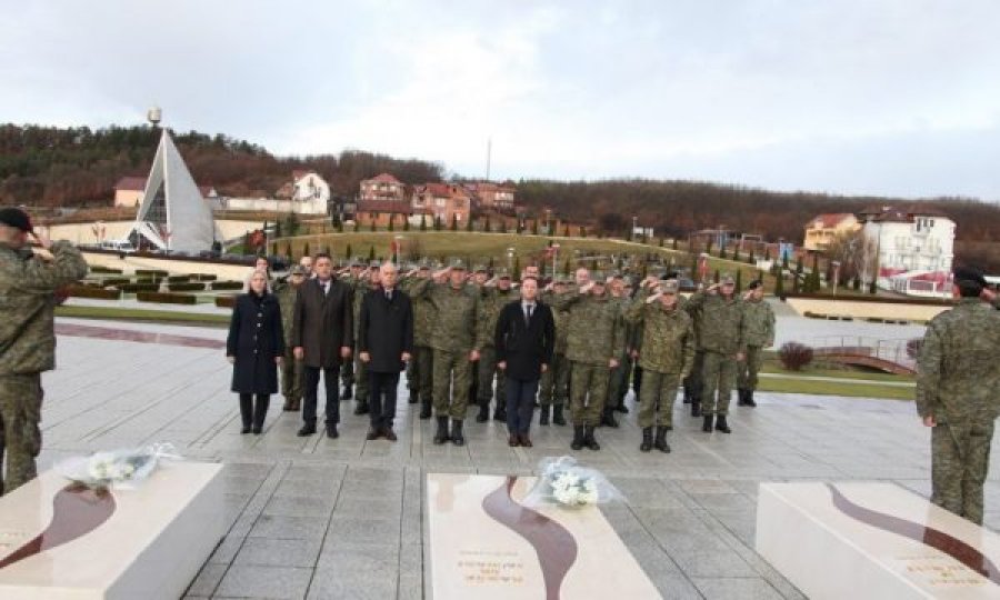 Mehaj e Rama bëjnë homazhe tek Kompleksi Memorial “Adem Jashari”