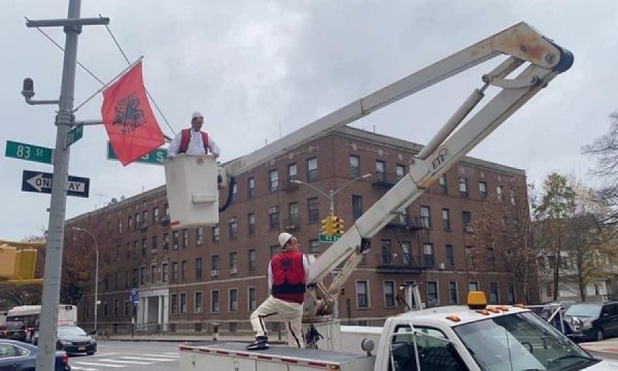 28 Nëntori: New Yorku stoliset me flamuj kuq e zi