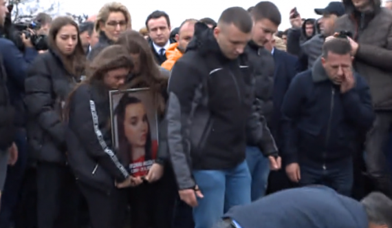 Varrosen dy nxënësit në Gllogjan të Deçanit, qindra njerëz ua japin lamtumirën e fundit