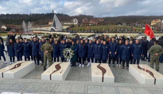 Kombëtarja e Kosovës viziton kompleksin memorial “Adem Jashari”