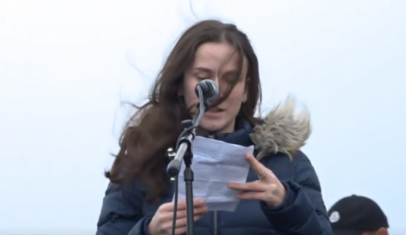 Fjalët prekëse të shoqes në ceremoninë e varrimit të dy nxënësve që u vranë në Gllogjan