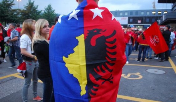 Shqiptarët presin me vite për shtetësi të Kosovës ose Shqipërisë