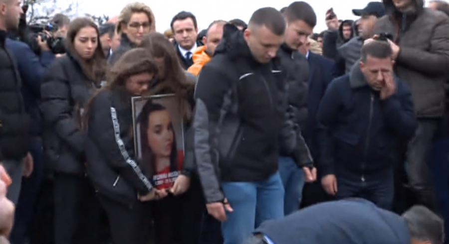 Varrosen dy nxënësit në Gllogjan të Deçanit, qindra njerëz ua japin lamtumirën e fundit