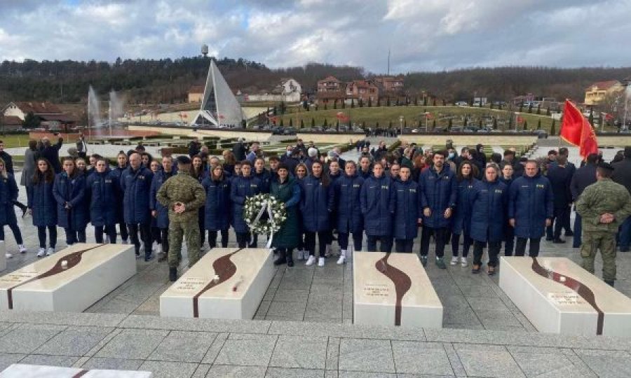 Kombëtarja e Kosovës viziton kompleksin memorial “Adem Jashari”