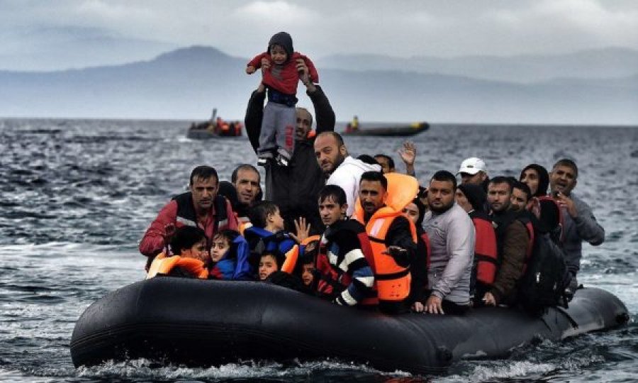 Shkatërrohet rrjeti i trafikantëve që transportonte qindra migrantë për në Gjermani e Austri