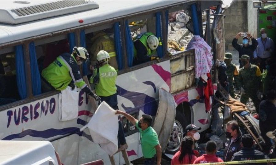 Autobusit i këputen frenat dhe përplaset në ndërtesë, 19 të vdekur