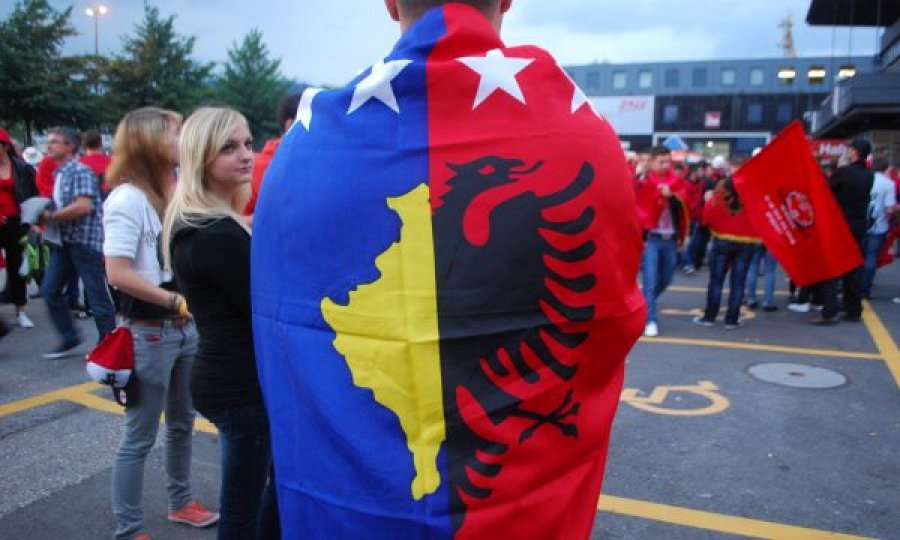 Shqiptarët presin me vite për shtetësi të Kosovës ose Shqipërisë