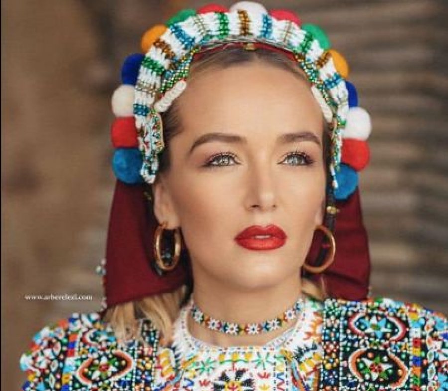 Adriana Matoshi pozon me veshje kombëtare
