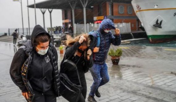 Stuhi me erëra të forta godet Stambollin, katër të vdekur e dhjetëra të lënduar