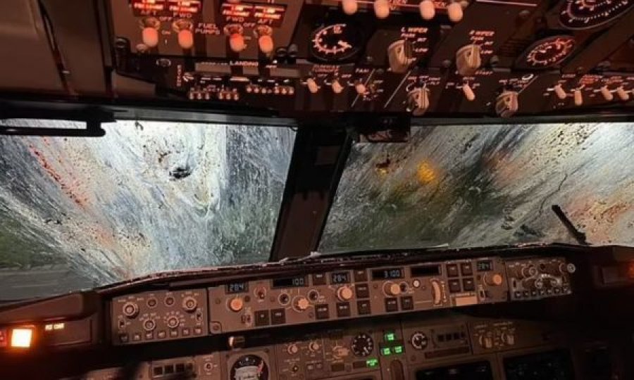 Panik në avion, motori në flakë pas përplasjes me zogjtë, piloti kryen uljen me vështirësi