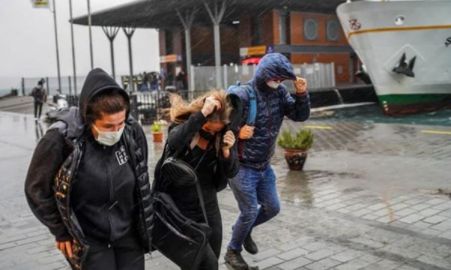 Stuhi me erëra të forta godet Stambollin, katër të vdekur e dhjetëra të lënduar