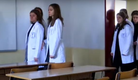 Nxënësit shpërthejnë në lot kur kthehen në klasë pa shoqen e shokun që u vranë në Gllogjan