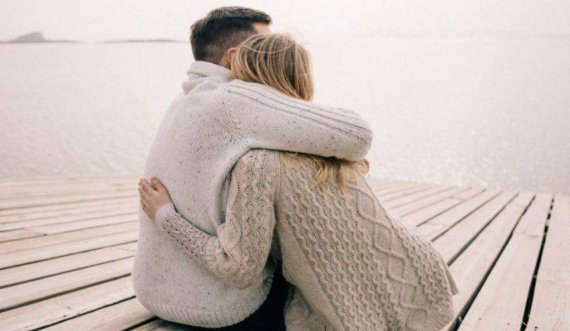 Çiftet që përqafohen rregullisht mund të bëhen të varur nga njëri-tjetri! Ja çfarë zbuluan shkencëtarët