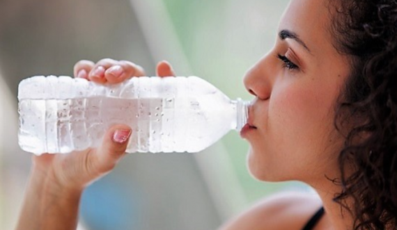 Paralajmërimin e japin mjekët: Mos pini ujë të ftohtë me ushqim