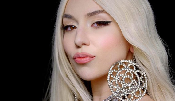 Ava Max rrëfen sakrificat e prindërve U larguan nga Shqipëria pa ditur anglisht dhe pa pasur para 