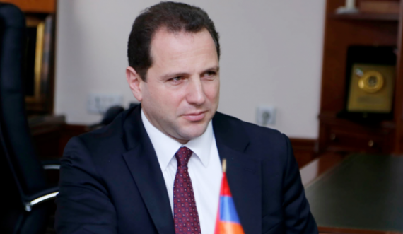 Arrestohet ish-ministri armen i Mbrojtjes, dyshohet se përfitoi miliona dollarë
