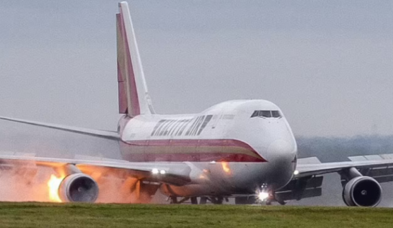 Merr flakë motori i aeroplanit gjatë aterrimit