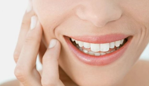 Dentistët tregojnë se si dhëmbët mund t’ju paralajmërojnë për këto pesë probleme shëndetësore