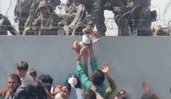 Marinsi i fotografuar duke tërhequr një foshnje në aeroportin e Kabulit po hetohet pasi mori pjesë në tubimin e Trump