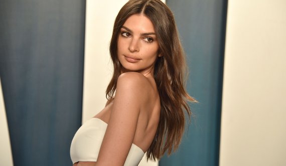 Emily Ratajkowski pozon me bikini të vogla, supermodelja seksi mahnit me linjat trupore pasi u bë nënë