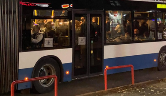 Autobusi i stërmbushur me udhëtarë qarkullon nëpër rrugët e Prishtinës, sfidon masat e Qeverisë 
