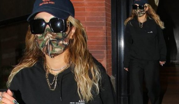 Rita Ora shfaqet me maskë me dizajn të ushtrisë në New York