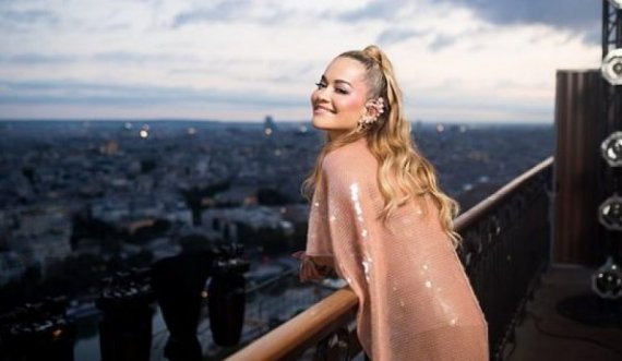Rita Ora emocion publikun me një super spektakël nga Kulla Eifel