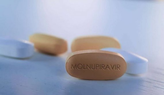 Studim: Pilula Molnupiravir ul 50 për qind rrezikun për hospitalizim dhe vdekje nga Covid-19