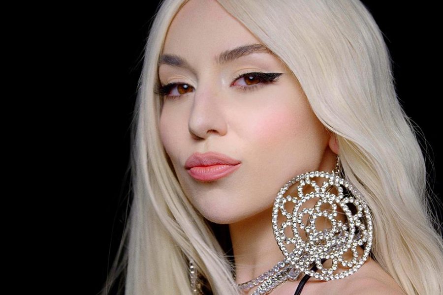 Ava Max rrëfen sakrificat e prindërve U larguan nga Shqipëria pa ditur anglisht dhe pa pasur para 