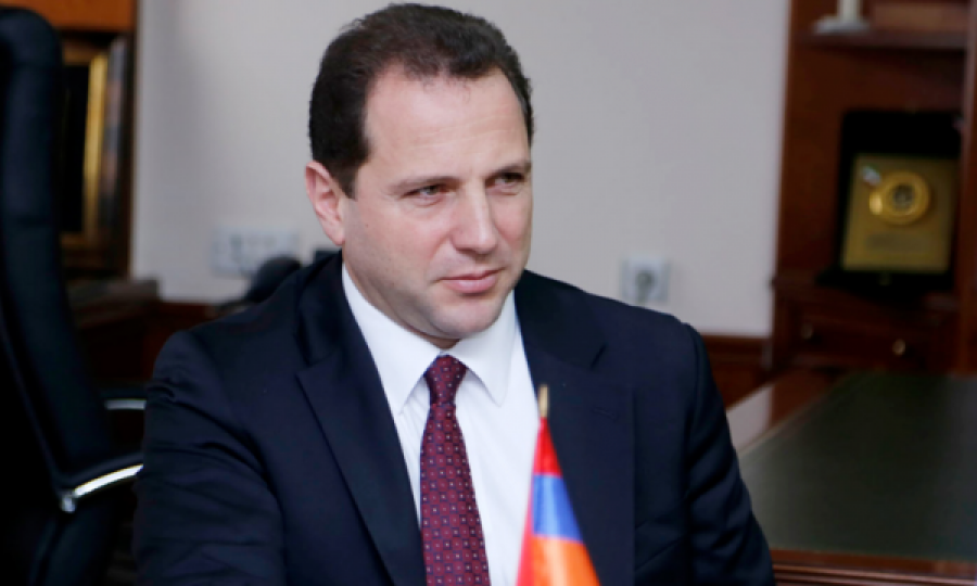 Arrestohet ish-ministri armen i Mbrojtjes, dyshohet se përfitoi miliona dollarë