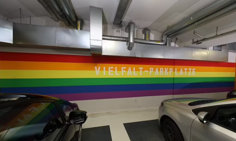 Në Gjermani ndërtohen parkingje të rezervuara për homoseksualë dhe imigrantë