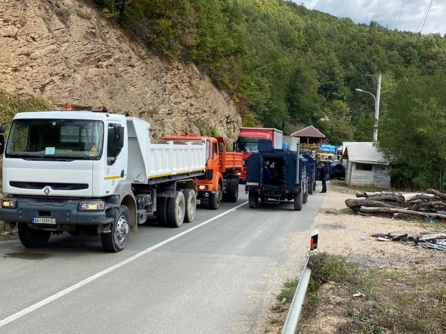 Afër pikës kufitare në Bërnjak vendosen pengesa