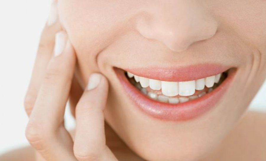 Dy zgjidhje natyrale për të kuruar dhimbjen e dhëmbit
