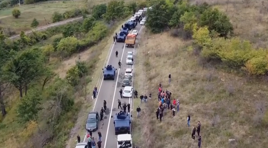  Dita e 12-të në veri: Protestuesit serbë bëjnë gati makinat që të largohen në mëngjes 