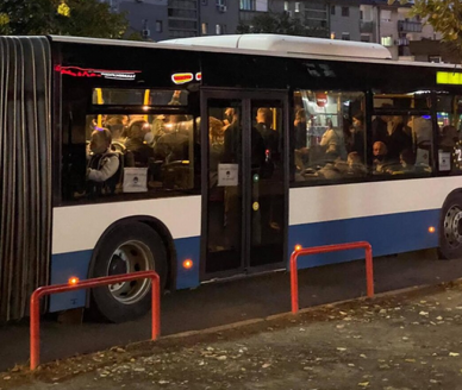 Autobusi i stërmbushur me udhëtarë qarkullon nëpër rrugët e Prishtinës, sfidon masat e Qeverisë 