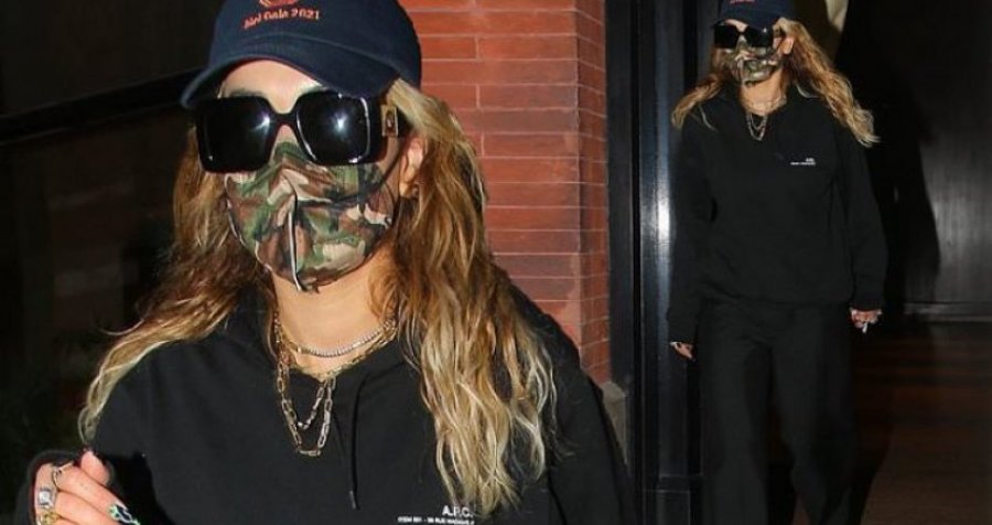 Rita Ora shfaqet me maskë me dizajn të ushtrisë në New York