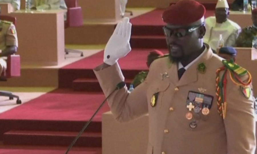  Me syze dielli në sallë, ish-ushtari i Francës bëhet president me puç ushtarak 