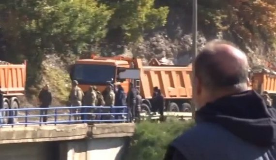  Serbët shkojnë në Bërnjak që t’i ndezin kamionët për t’i larguar nga rruga 