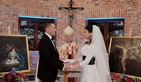 “Kemi Zotin dëshmitar!”/ Rudina Dembacaj dhe Mark Frroku kurorëzojnë dashurinë në martesë, ja fotot e çiftit në kishë