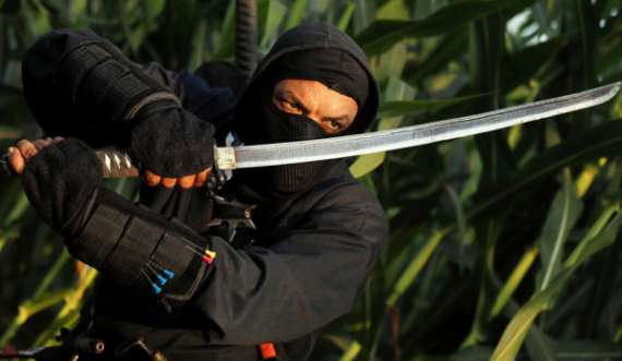 Sulmuesi me shpatë ‘katana’ e veshje ‘ninxha’ plagos dy trupa speciale në SHBA