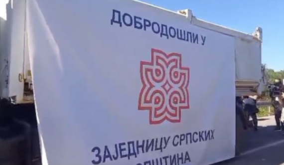  Momenti kur largohet kamioni me mbishkrimin “Mirësevini në Asociacionin e Komunave Serbe” 