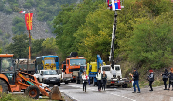  Reuters: Serbët zhbllokojnë rrugët, NATO-ja i jep fund mosmarrëveshjes për targat 