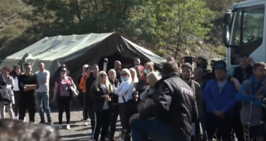 Serbët i japin 'shkelmat' e fundit para largimit të barrikadave