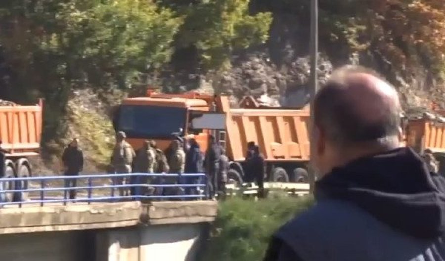  Serbët shkojnë në Bërnjak që t’i ndezin kamionët për t’i larguar nga rruga 