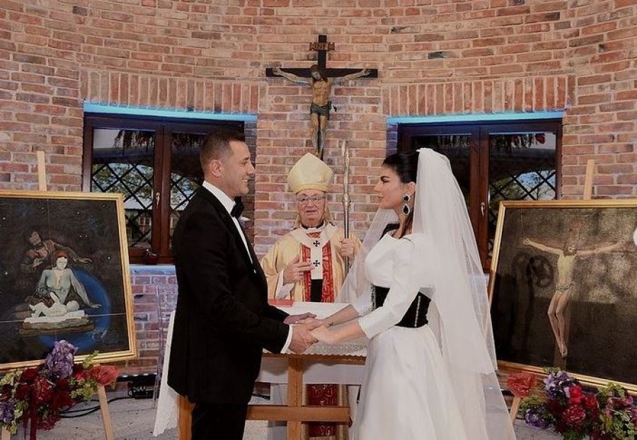 “Kemi Zotin dëshmitar!”/ Rudina Dembacaj dhe Mark Frroku kurorëzojnë dashurinë në martesë, ja fotot e çiftit në kishë