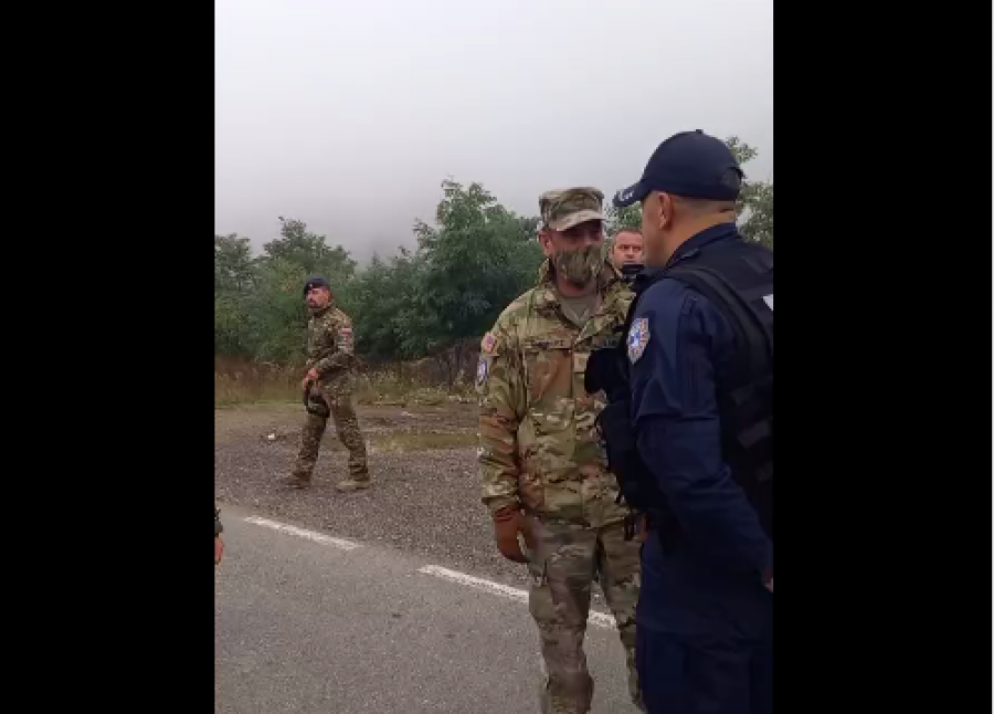  Pjesëtarët e KFOR-it shkëmbejnë disa llafe me Policinë e Kosovës 