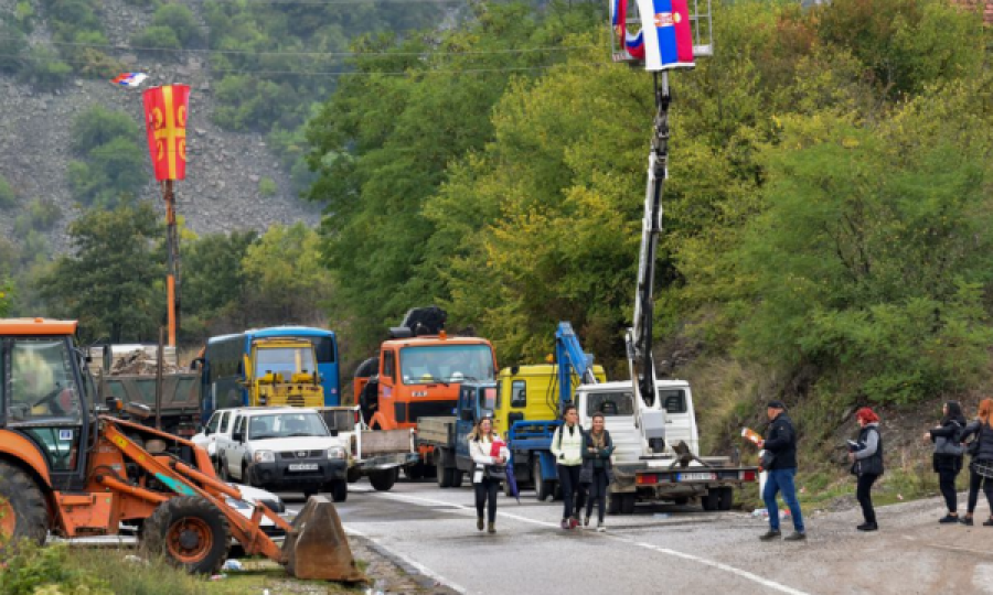  Reuters: Serbët zhbllokojnë rrugët, NATO-ja i jep fund mosmarrëveshjes për targat 